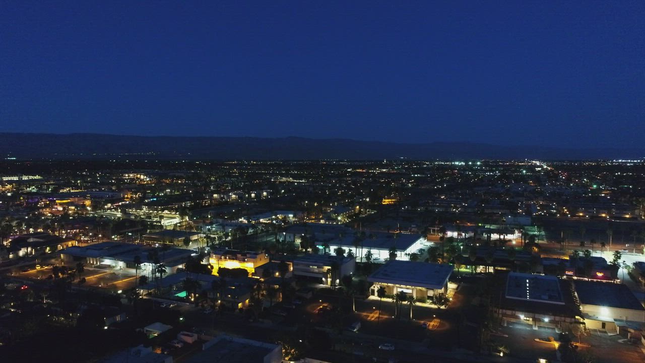 Une ville illuminée à la tombée de la nuit